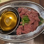 美味しい赤身と最高級ホルモン スーパーホルモン - レバ刺
