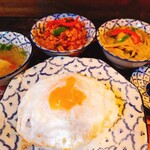 Tai Isanryouri Yamuyamu - ★★★★ガパオとカレーセット 980円 グリーンカレーとレッドカレーの2種が付いててお得感満載。