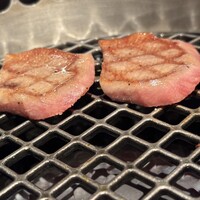 よろにく - 焼き目のキレイな厚切りタン