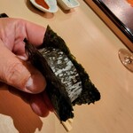 すし 良月 - 求肥（りゅうひ）昆布巻きの鯖寿司を海苔で挟んで手渡し、明石の鯖