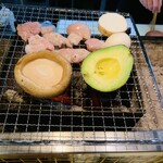 炉ばた 三光橋 - 目の前で調理されます♪（野菜の盛り合わせ、焼きアボカドとクリームチーズ、リードヴォー塩焼き）