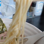 Ramemmennotsuki - “麺”はストレートの“細麺”、“かん水”が強め、ツルンと口の中に入り、コシもある喉越しの良い“麺”です。