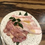 博多焼肉 牛乃 - 左から九州産鶏せせり（580円）、豚トロ（680円）