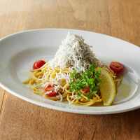 釜揚げしらすとトマトのペペロンチーノ