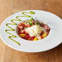 季節のフルーツとプロシュート