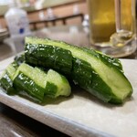 信長 - きゅうりのニンニク一本漬け。コレもいつ頃からかベンチ入りしたメニュー。しかし頭角を表し今では主力選手