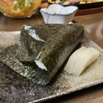 信長 - 遅れてきたカミさんはおにぎり。通常2個からですがひとつもオーダー通してくれます