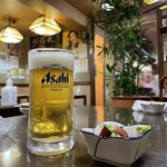 信長 - フライング初手。小ジョッキと、お通しはタコ。きゅうりとモツ煮で先輩を待つ。