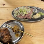 taishuusakabamotsuyakiotomba - 食べかけですみません、レバ刺し あぶら 牛まるちょう