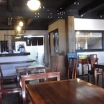 鯨荘 塩町館 - 時代を感じる、しかしモダンな店内です。