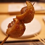 焼き鳥 茂 東桜 - もも肉のそり
      希少部位　足のつけねあたり
      丸鶏1週間熟成