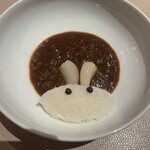 スガラボヴィー - うさちゃんカレー。大きいサイズはクマになる
