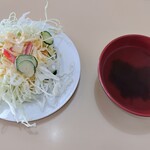 レストラン　味楽乃 - 生野菜サラダとワカメスープ