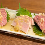 Taishuu Itarian Kaneko - ◯肉刺し盛り合わせ¥790(税別)
                        ‥タン刺し、ハツ刺し、豚トロ刺しの3点盛り