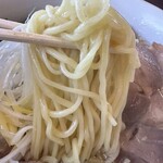 228377822 - 麺は加水率高めの中太麺で、少し柔らかめでした。