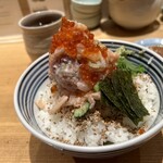 日本橋海鮮丼 つじ半 - 魚の山を崩して醤油かけてね！