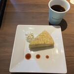 cafe CLOUD9 - ピスタチオミルクレープ600円と食後のコーヒー300円