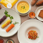 FARMERS CRAFT MARKET - １軒の生産者様をテーマにした期間限定料理も提供します。またエスニックを楽しむコース料理も提供中※内容は仕入れによって変わります