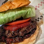 TEN FINGERS BURGER - ハンバーガー  (10FINGERS 1,800円）8と10FINGERSは、バンズの大きさは同じで、10になるとパティがダブルになります。パティは見るからにゴリゴリの粗びき、肉汁溢れるタイプ。