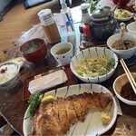 仁亭 - ご飯の量とお肉の大きさ。味噌汁も付いてきちゃう！