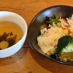 ランチ＆バー 花菜 - ランチのスープとサラダ