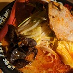 kurajikomimisora-memmisonotatsumiya - 辛味噌ラーメンのスープの様子。