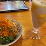 カトマンズキッチン - サラダ、マンゴーラッシー