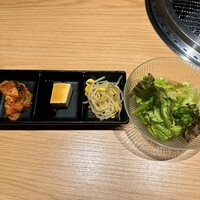 焼肉 淀屋橋 牛の膳 - ナムル・キムチ・サラダ