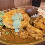 ムムムカリー - 本日の2種盛り、アッサム茶葉蛋(煮卵) 、れんこんのパコラ(インド天ぷら)