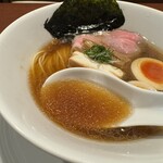 酒肴場 屯 - 今日のお出汁は焼き干しの香ばしさにヒラメ、黒ムツの深い旨み。煮干し感を抑えた優しい味わいです。