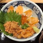 まぐろ市場 - サーモンづくし丼（ご飯大盛り）。