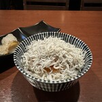酒肴場 屯 - ご飯には釜揚げしらす