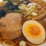 ぎょうざの満洲 - 丸鳥、鶏ガラベースの満州ラーメン