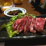 Bondouru - つきだしは牛肉タタキか鶏の塩焼き、牛タンから選べます