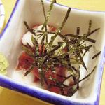 祇園寿司 - これは突き出し。マグロのやまかけ。
      こちらのお店はまぐろが美味しいって評判なんだよ。
      それでは、にぎりを注文しましょう～