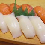 祇園寿司 - はまちといか。見て見て、ネタが大きいでしょう～
      ここはネタが大きくて新鮮なのがいいんだよね。
