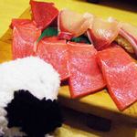 祇園寿司 - ハマチとトロ。
      トロは名前のとおり、お口の中でトロけちゃうよ。