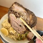 麺屋　たか - こちらは"炭焼きバラ"です☆ 余分な脂身はなく肉肉しい食べ応えでした(*⁰▿⁰*)