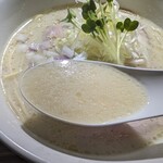 中華そば 上田製麺店 - 鶏塩そば￥790  白濁したアッサリスープ