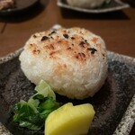 空鶏 - 焼きおにぎりは500円で1個。味噌汁付。