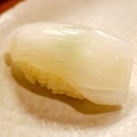 Tokumi zushi - ②甲烏賊(別称:墨烏賊)　
                        甘みは控えめながらパキッとした張りのある食感という特徴から甲烏賊ではないでしょうか？