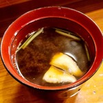 Tokumi zushi - ④赤出汁
                        真鯛と思われる魚が入ってました