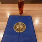 餃子の王様 龍吟 - りっぱなメニュー　素敵なグラスに　入ってきた烏龍茶