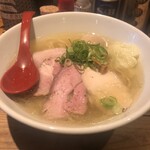 麺屋 翔 - 軍鶏特製塩ラーメンのアップ