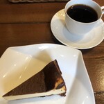 カフェ マルゴ - バスクチーズケーキとコーヒーのセット990円