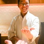 銀座 しのはら - 最中を笑顔で手渡し