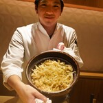 銀座 しのはら - 白魚とごぼうかき揚げ、ゆり根、アスパラガスの炊き込みご飯