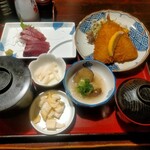 三亀 - おすすめランチ880円！ この日の刺身はブリ。おかずはアジフライをチョイス。