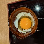 Keishindou Honten Oshokujidokoro Hyakufukuan - 後に使用する卵はほんのりと温めてあるので、白身が少し固まっている。