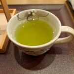 Keishindou Honten Oshokujidokoro Hyakufukuan - 普通なら和食の最後にはほうじ茶だが、菓子との兼ね合いで緑茶なのだろう。
